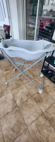 baignoire sur pied et petite piscine bébé