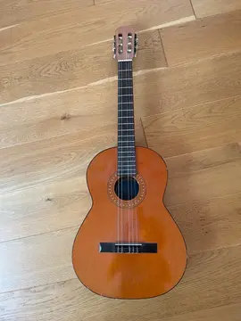 Guitare classique cassée