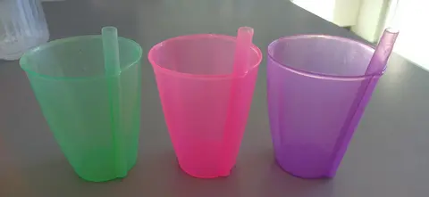 3 gobelets en plastique avec pailles intégrées