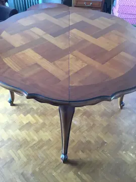 Table en bois avec marqueterie