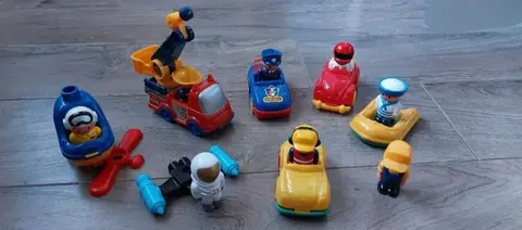 Lot véhicules avec bonshommes