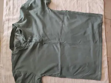 un tee shirt et une chemise garçon. (10 ans)