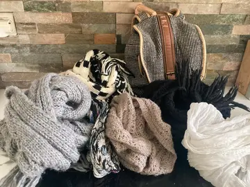 Lot : 1 sac à dos et écharpes/foulards
