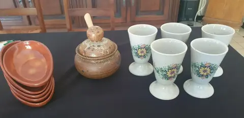 mugs, pot confiture, coupelle avocat