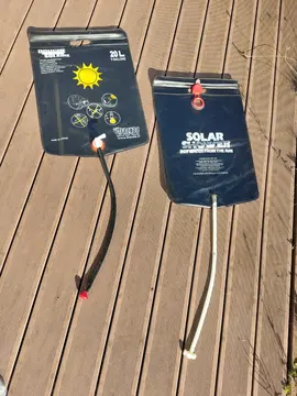 Donne 2 douches solaires