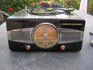 Platine tourne-disque + radio