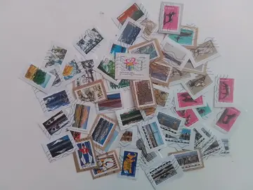 une soixantaine de timbres français