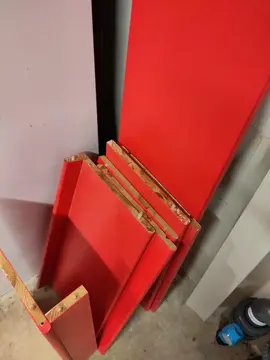 étagère bois rouge