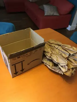 Petit carton et papier d'emballage