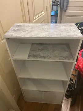 meuble blanc et imprimé marbre