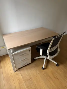 1 bureau en bois et 1 en verre