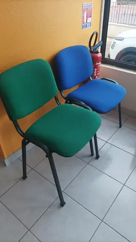 donne plusieurs chaises de bureau
