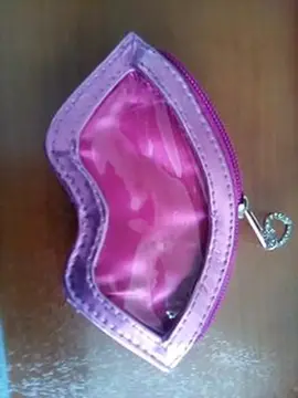 porte monnaie rose en forme de lèvre