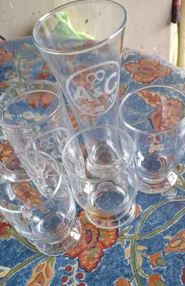 3 verres à eau et 2 verres à bière