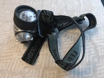 lampe frontale . Nécéssitte 3 piles AAA