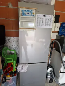 réfrigérateur congélateur samsung très bon état mais une pièce est a changer 200 euros environ....