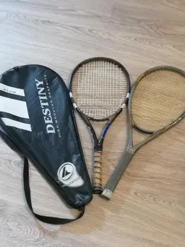 2 raquettes de tennis, 1 BABOLAT, 1 HEAD avec 1 housse. Les grips son à refaire.