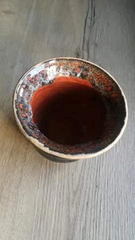 Cache pot, fait maison en terre émaillée.