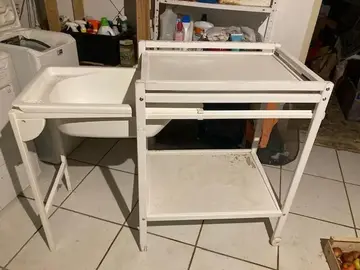 Table à langer avec baignoire
