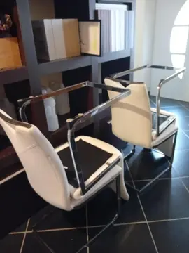 Chaises simili cuir blanc