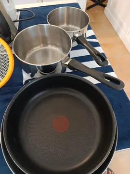deux casseroles et deux poêles