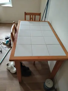 table en bois et carrelage