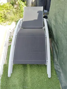 2 chaises longues en toile plastifiée