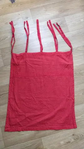 Petit rideau rouge à nouettes