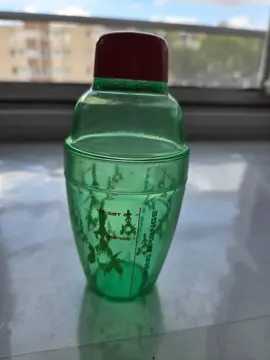 petit shaker avec 3 coctails marqué dessus