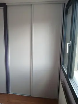 Portes coulissantes avec glissières ; recoupables