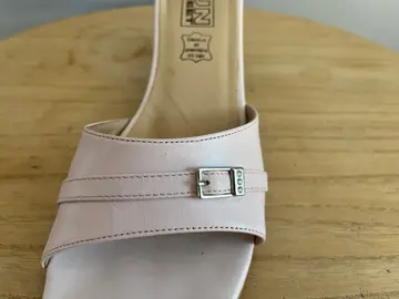 Mules roses à talon fin