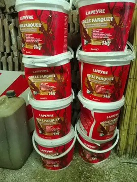 8 seaux de 7 kgs colle parquet polyurethane