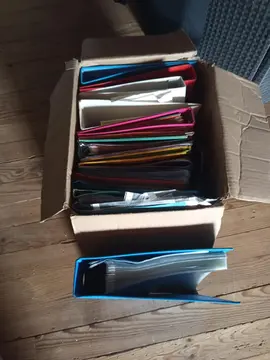 Donne divers classeurs et pochettes cartonnées avec élastique