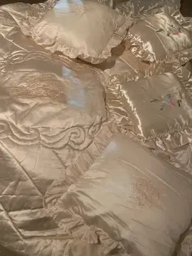 donne couvre lit avec coussins deco