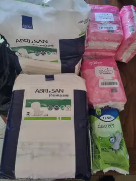 Lot de protections adultes, couches, serviettes hygiéniques
