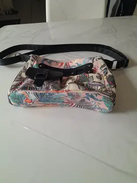 Petit sac à main neuf.