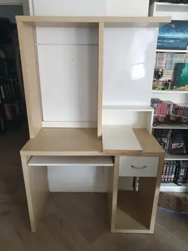 Bureau avec étagères