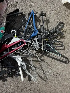 environ 20 Cintres de toutes sortes métal, plastique en bon état