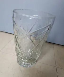 vase en verre abîmé
