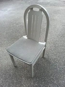 Chaises en bois