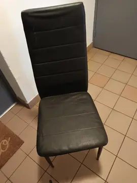 je donne 2 chaises noir