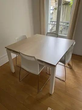 une table en bois, un bureau, deux caissons de bureau, armoires archives