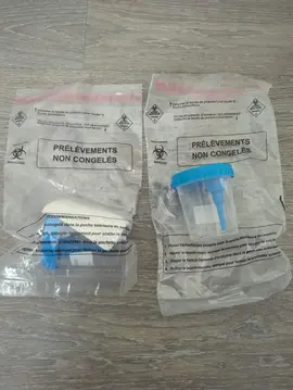 2 pots pour prélèvement d'urine