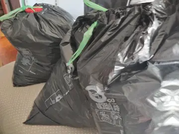 donne gros lot de vêtements femme et rideaux draps etc