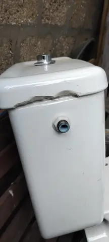WC complet neuf mais couvercle abîmé