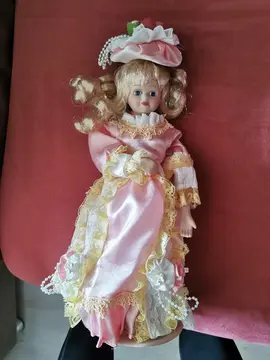 Poupée en porcelaine