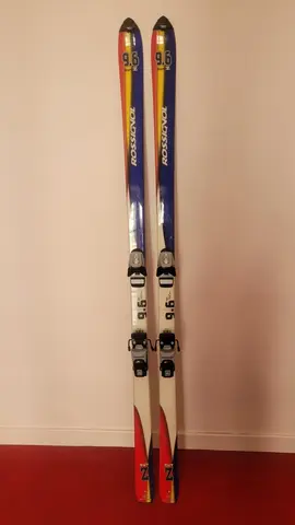 donne paire de ski de piste et fixation