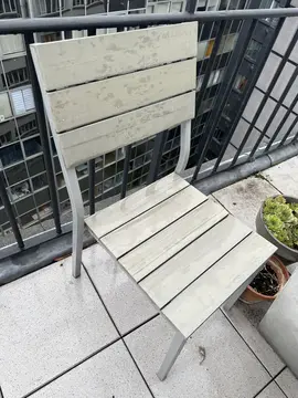 Deux tables et deux chaises de terrasse