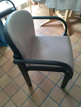 chaises mauve et noir