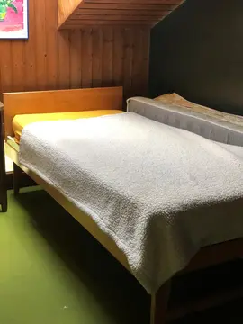 Lit en bon état avec sommeir et matelas